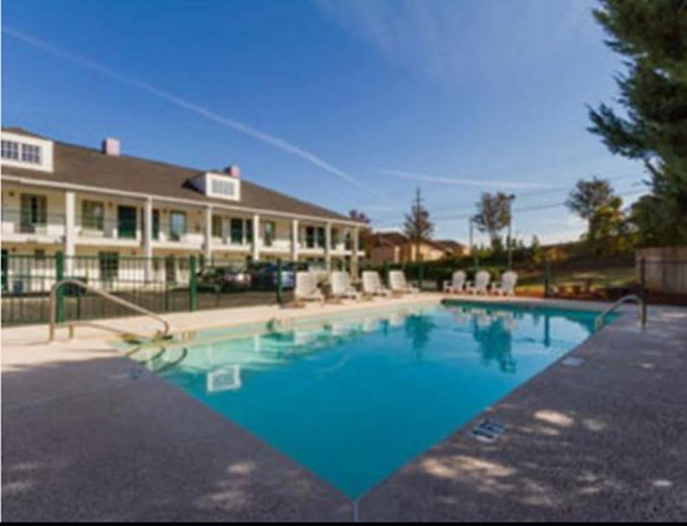 Baymont By Wyndham Greenwood Exterior foto