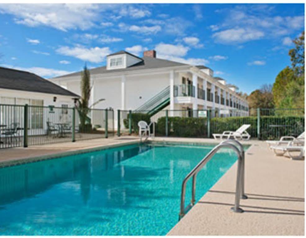 Baymont By Wyndham Greenwood Exterior foto